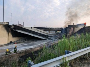 La carretera interestatal 95 se derrumba después de un incendio debajo de un paso elevado en Filadelfia, el domingo 11 de junio de 2023.