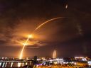 Dans une exposition temporelle, une fusée SpaceX Falcon Heavy est lancée depuis Cap Canaveral, en Floride, le vendredi 26 juillet 2023. La fusée a transporté le satellite Jupiter 3 en orbite pour EchoStar.   