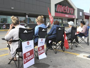 Striking Metro grocery store workers of Unifor Local 414