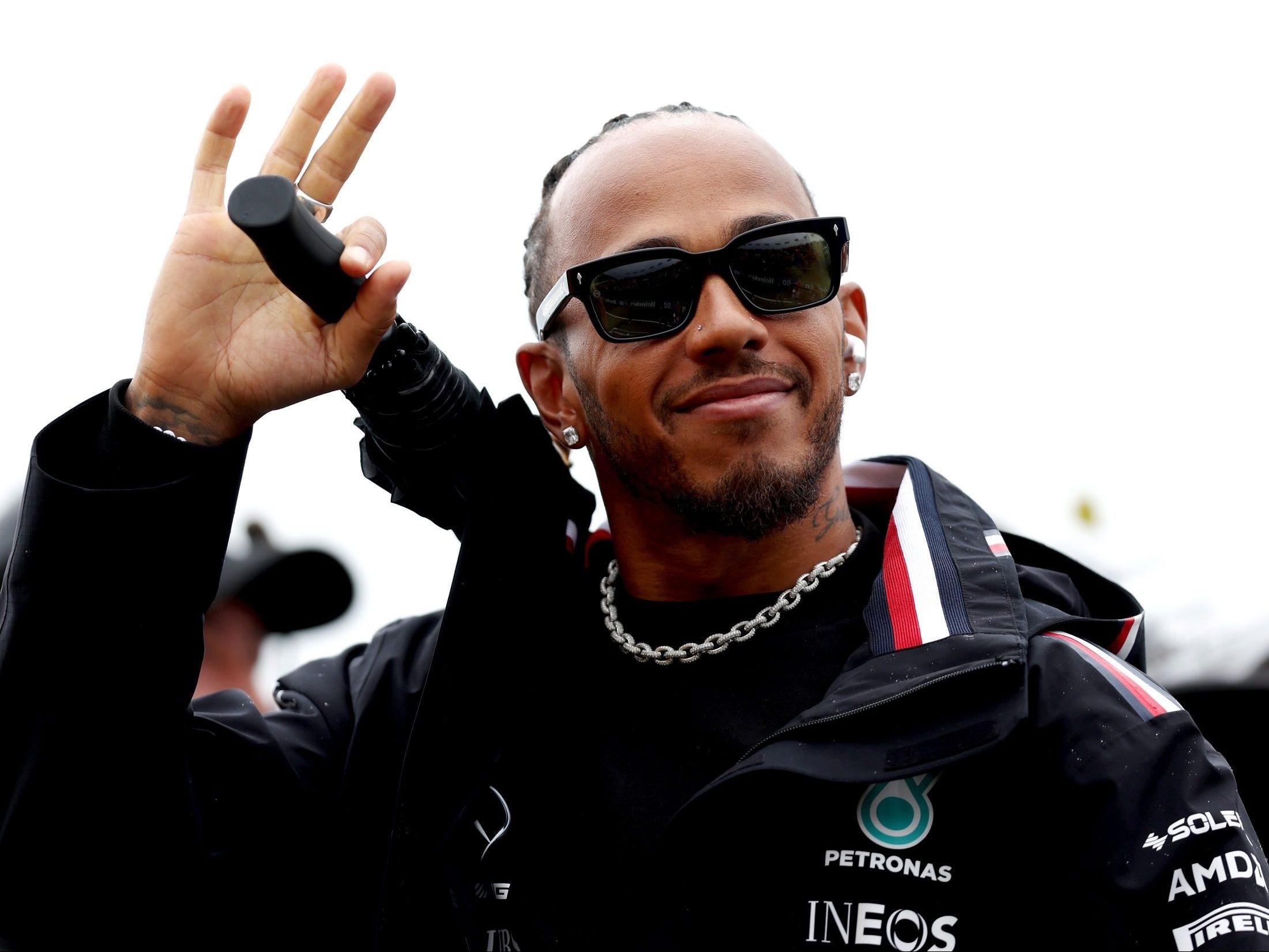 Lewis Hamilton extends contract with Mercedes to race F1 into his