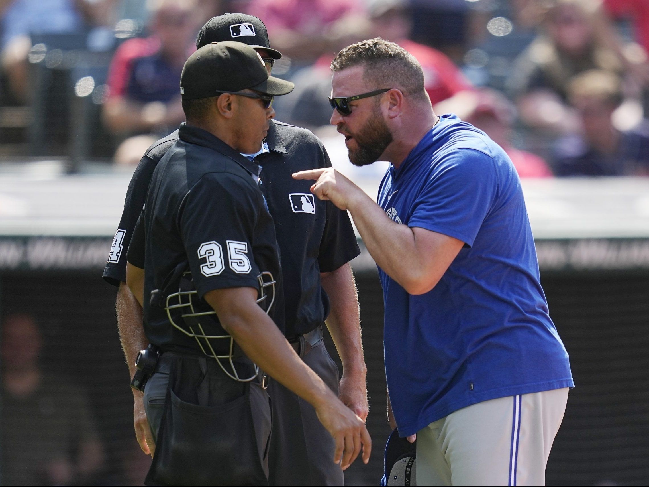 Blue Jays' Ryu Hyun-jin leaves game early after taking comebacker off knee