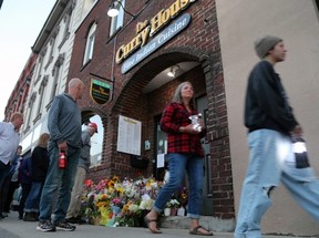 Amigos y clientes rinden homenaje a la víctima de homicidio Sharif Rahman afuera de su restaurante Owen Sound. GREG COWAN/POSTMEDIOS