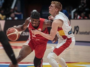Canada's Shai Gilgeous-Alexander dribbles against Spain's Alberto Diaz during the FIBA ​​Basketball World Cup.