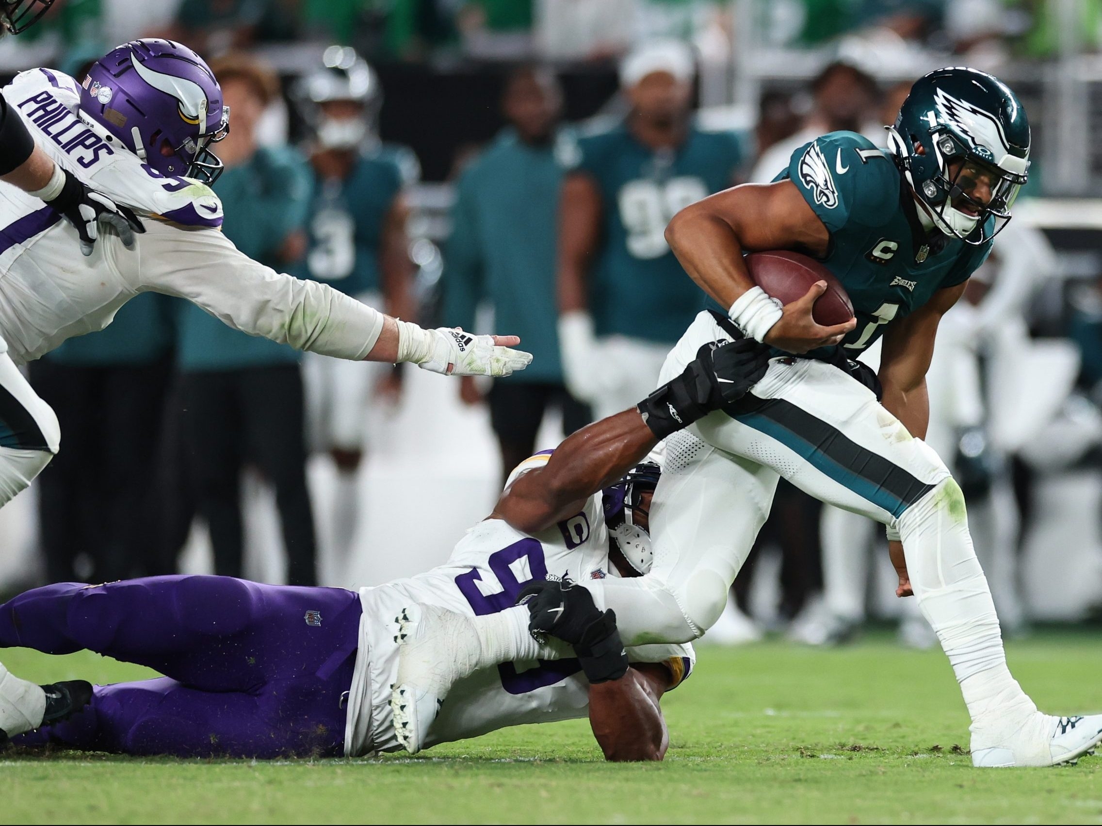 Jalen Hurts runs for 2 TDs, throws for a score; Eagles hold off  fumble-prone Vikings 34-28