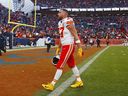 Travis Kelce dei Kansas City Chiefs esce dal campo dopo la sconfitta contro i Denver Broncos.