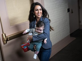 La représentante Lauren Boebert (R-CO) tient son petit-fils alors qu'elle arrive pour une réunion du caucus républicain de la Chambre au Capitole des États-Unis le 3 octobre 2023 à Washington, DC. (Photo de Drew Angerer/Getty Images)