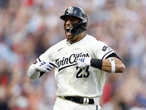 Royce Lewis des Twins du Minnesota célèbre après avoir réussi un home run de deux points.