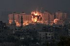Une boule de feu éclate lors d'un bombardement israélien dans le nord de la bande de Gaza, le samedi 14 octobre 2023.