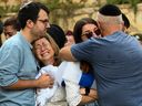 La mère et la famille immédiate de Valentin (Eli) Ghnassia, 23 ans, tué dans une bataille avec des militants du Hamas au kibboutz Beeeri, près de la frontière israélienne avec la bande de Gaza, pleurent lors de ses funérailles le 12 octobre 2023 au mont Herzl. Cimetière militaire de Jérusalem, Israël.  