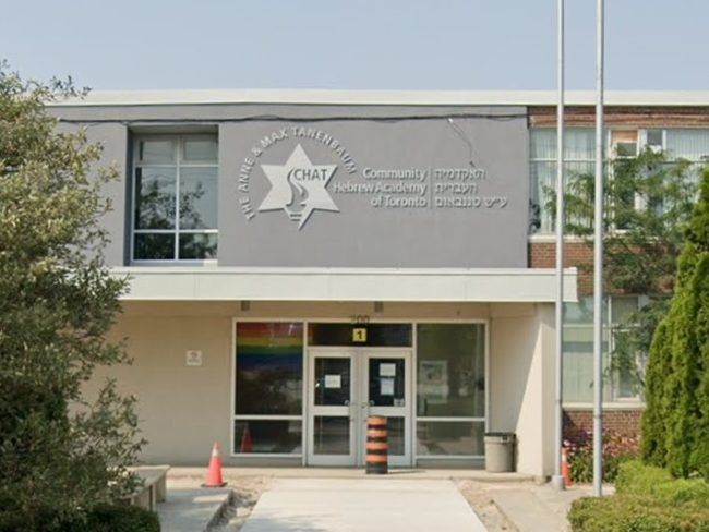 男子和两名青少年被指控在北约克学校威胁犹太学生