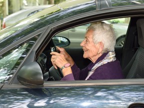 femme âgée conduisant une voiture