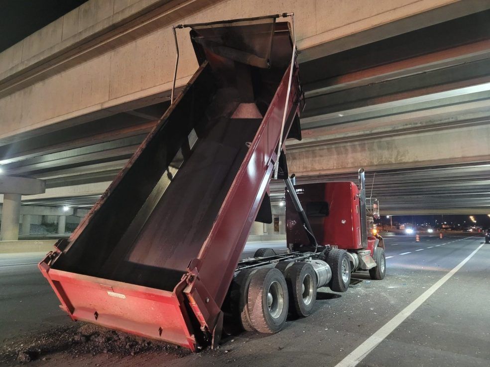 高速公路404号桥梁遭遇倾倒卡车碰撞：安省警方展开调查