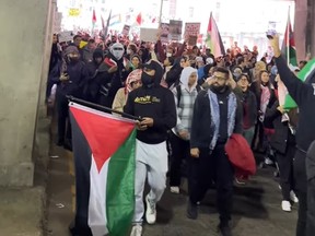 Les partisans de la Palestine défilent au centre-ville de Toronto, près de la gare Union.