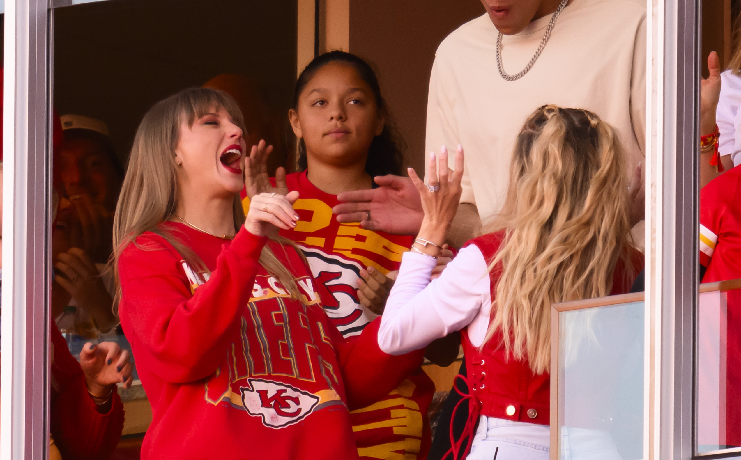 Taylor Swift cheers on Kansas City Chiefs in New Jersey with other