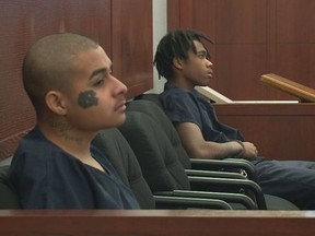 Jesus Ayala, na frente, e Jzamir Keys, acusado de homicídio, comparecem a uma audiência.