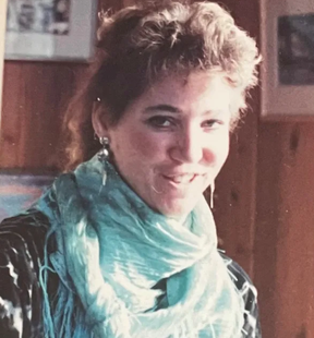 Suzanne Kjellenberg, 34 ans, qui traversait les États-Unis en auto-stop. Son cadavre sans vie a été découvert le 14 septembre 1994. DÉPARTEMENT DU SHERIFF D'OKALOOSA.