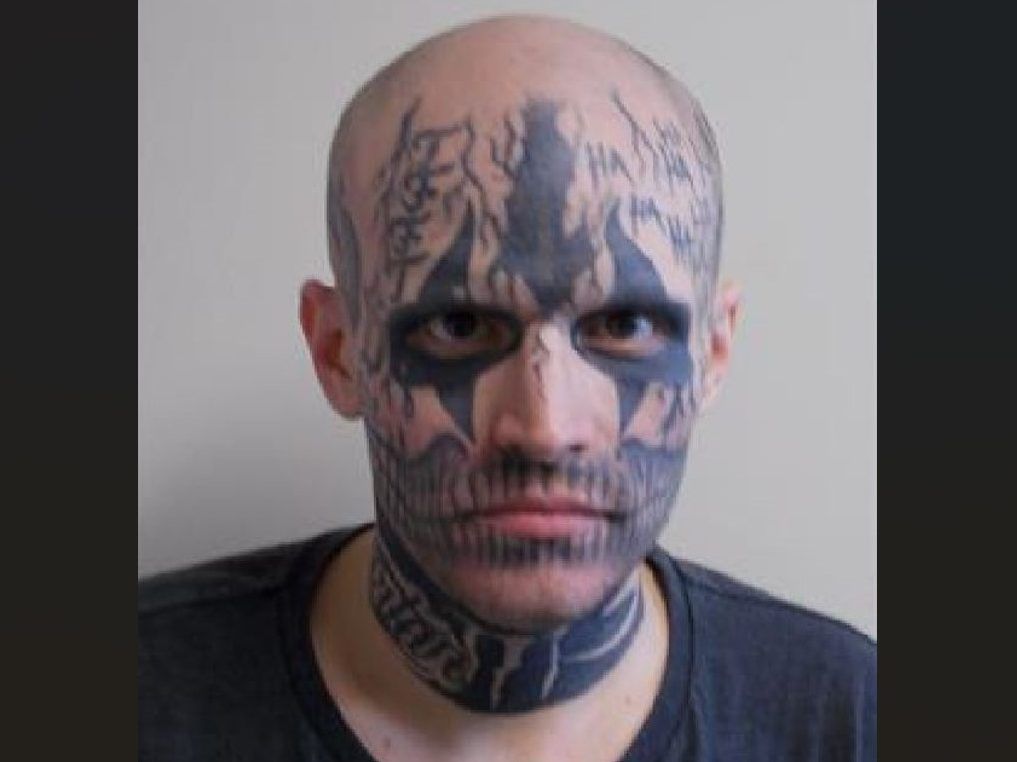 面部纹满纹身的联邦罪犯再次逃跑，八个月内第二次