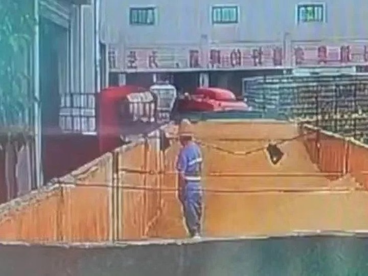  Worker appearing to urinate in a container of beer ingredients at Chinese brewery. (Screengrab/Weibo)