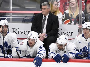 O técnico do Toronto Maple Leafs, Sheldon Keefe, observa do banco durante um jogo.