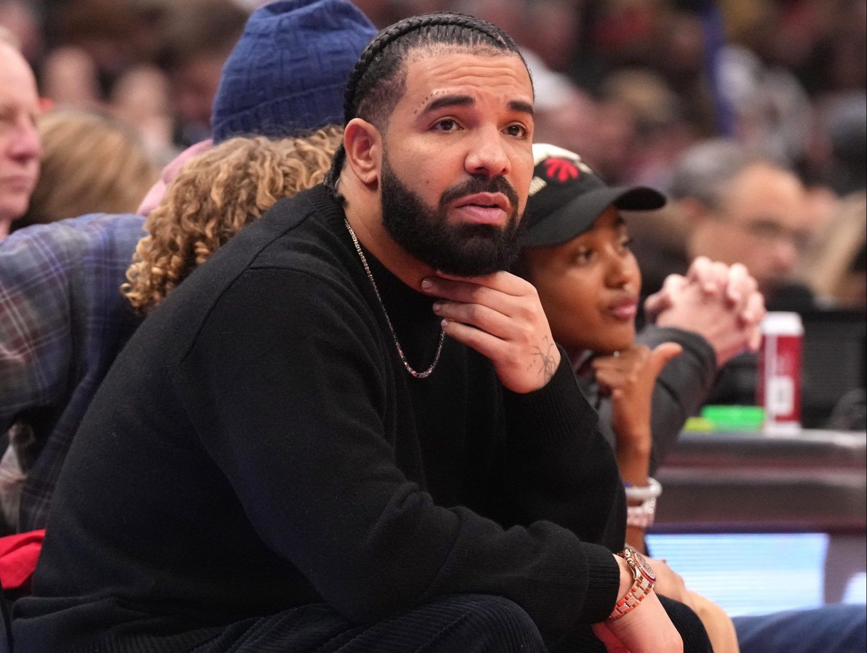 Drake surprises Raptors' locker room after big win over Durant's Suns ...