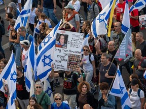 가자에서 하마스가 구속한 인질 가족이 이끄는 수만 명의 시위 참가자가 인질을 위한 행진의 마지막 날인 5일째, 2023년 11월 18일 토요일 예루살렘에 입성했다.