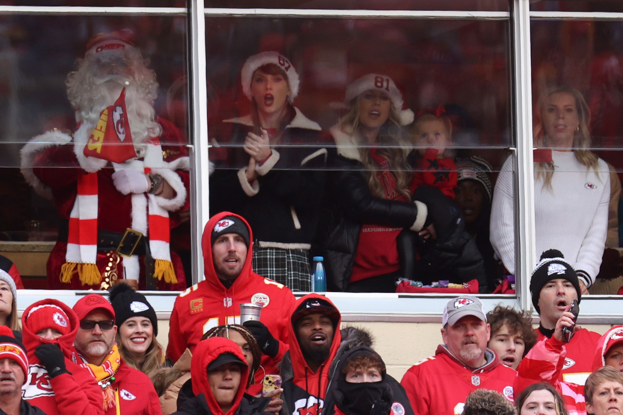 Taylor Swift Celebrates Christmas Day By Watching Chiefs-Raiders Game ...