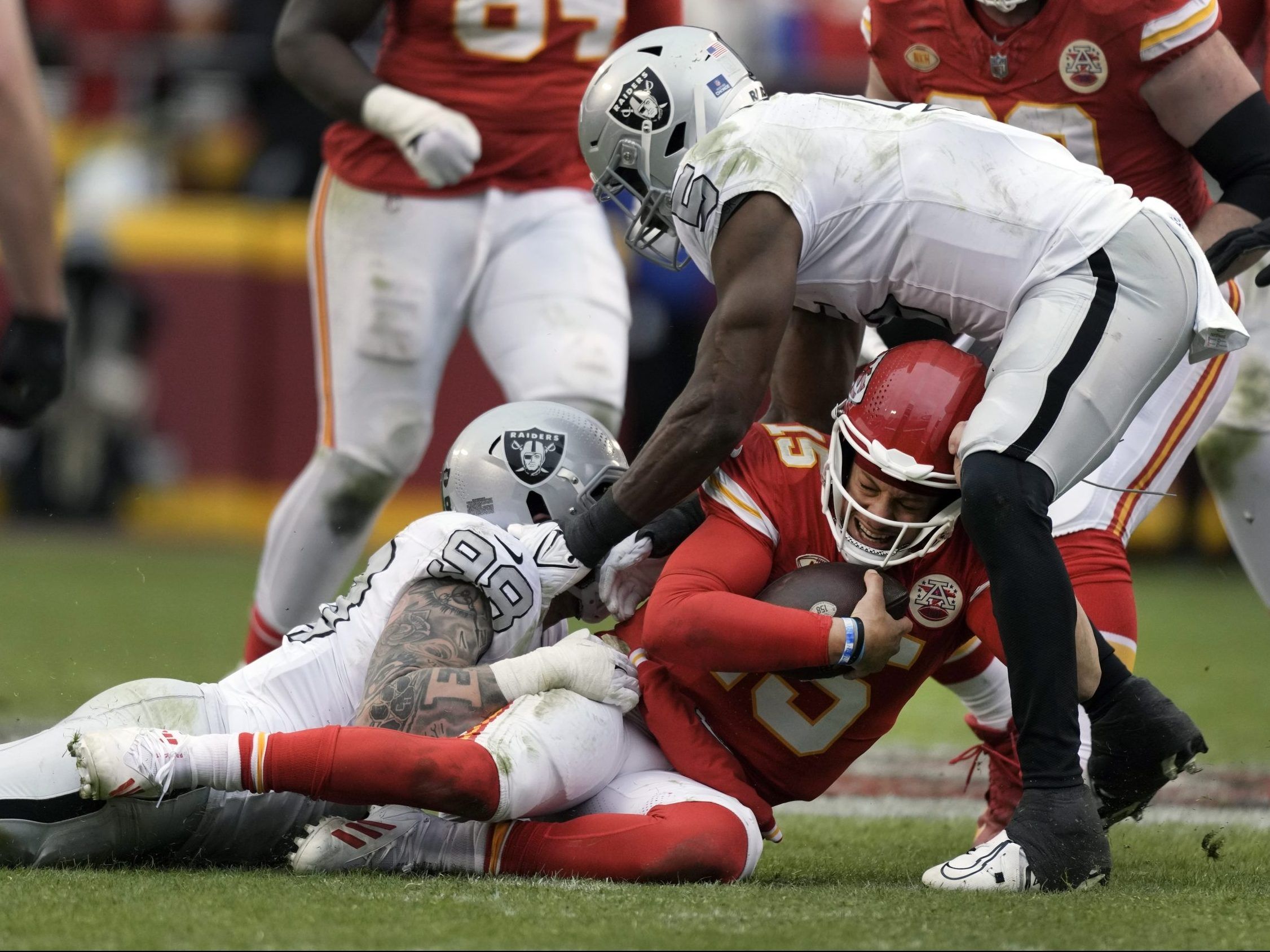 Raiders stun sloppy Chiefs with 2 defensive TDs on Christmas Day