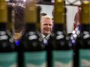 El perro principal de Ontario Ford fue enmarcado por una exhibición de botellas de vino después de que los medios se dirigieron al círculo de Etibobok el jueves 14 de diciembre de 2023.