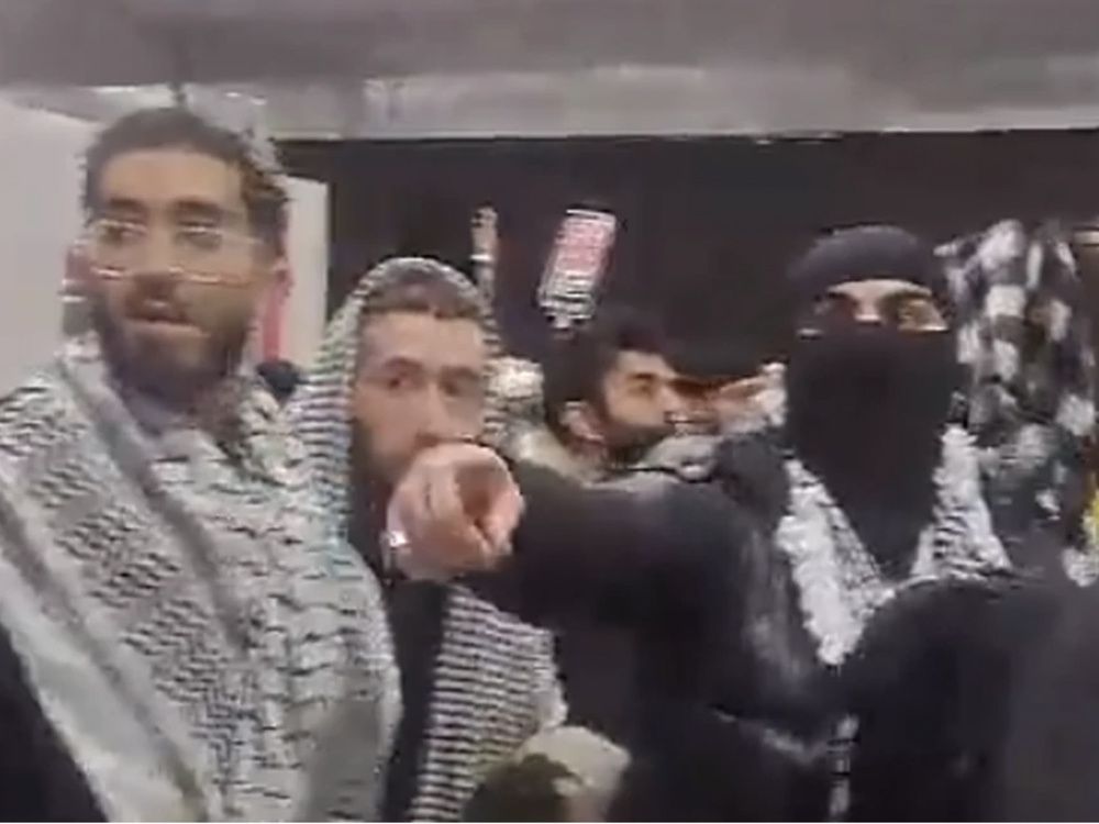摄像头拍到：蒙面男子威胁要杀人，警察在支持巴勒斯坦游行中袖手旁观