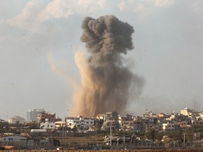 가자에서 이스라엘 군대의 공격 중에 일어나는 연기