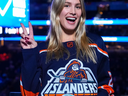 Os fãs dos Habs podem ficar de coração partido ao ver a querida da cidade natal, Eugenie Bouchard, vestida com uma camisa dos Islanders. EUGENIE BOUCHARD/ INSTAGRAM