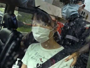 홍콩의 저명한 민주활동가 주정(아그네스 조)씨는 중국 영토에서 보석된 뒤 캐나다에 영주하기로 결심했다고 말했다.  2020년 무허가 항의활동 참여로 실형 판결을 받은 나비씨는 2021년 6월 12일 토요일 홍콩에서 석방되었을 때 사진에 찍혀 있다.