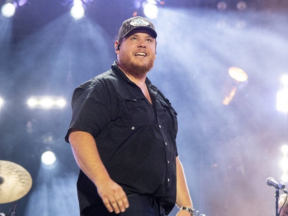 Luke Combs helps fan who almost owed him $250Gs for selling merch ...