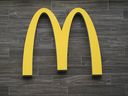 FILE - Gli archi dorati di McDonald's sono esposti in un ristorante a Havertown, Pennsylvania, martedì 26 aprile 2022. McDonald's prevede di aprire quasi 10.000 ristoranti nei prossimi quattro anni, mercoledì 6 dicembre 2023, un ritmo di crescita senza precedenti anche per la catena di hamburger più grande del mondo.