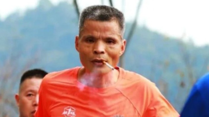 Chinese marathon runner disqualified for chain-smoking through race