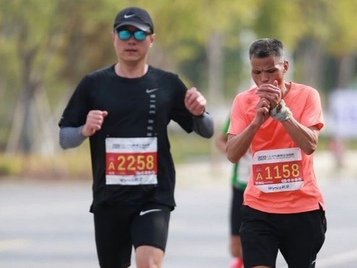  Chinese runner Uncle Chen lights a cigarette while running.