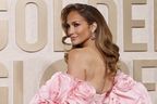 詹妮弗·洛佩兹 (Jennifer Lopez) 抵达贝弗利希尔顿酒店 (Beverly Hilton) 出席第 81 届金球奖颁奖典礼。 