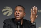 El presidente de los Toronto Raptors, Masai Ujiri, habla con los medios.