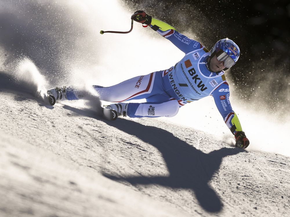 法国滑雪明星Alexis Pinturault在比赛中被救援直升机空运