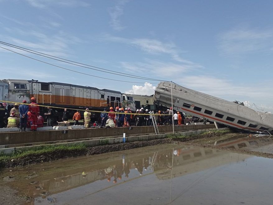 Trains Collide On Indonesia’s Main Island Of Java, Killing At Least 3 ...