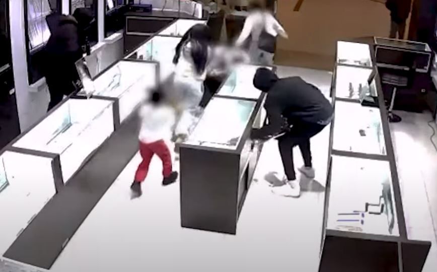21岁多伦多男子涉嫌在购物中心抢劫珠宝店被捕