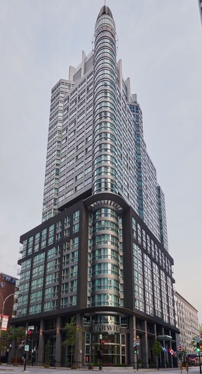 Warwick Le Crystal-Montréal, at rue de la Montagne and Boul. René-Lévesque, is a spectacular glass tower with some suites-in-the-round.