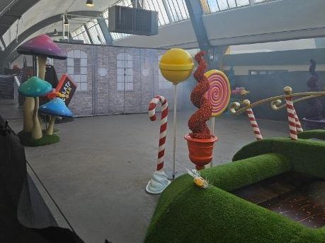 Cops called after Willy Wonka-inspired exhibit left children in tears ...