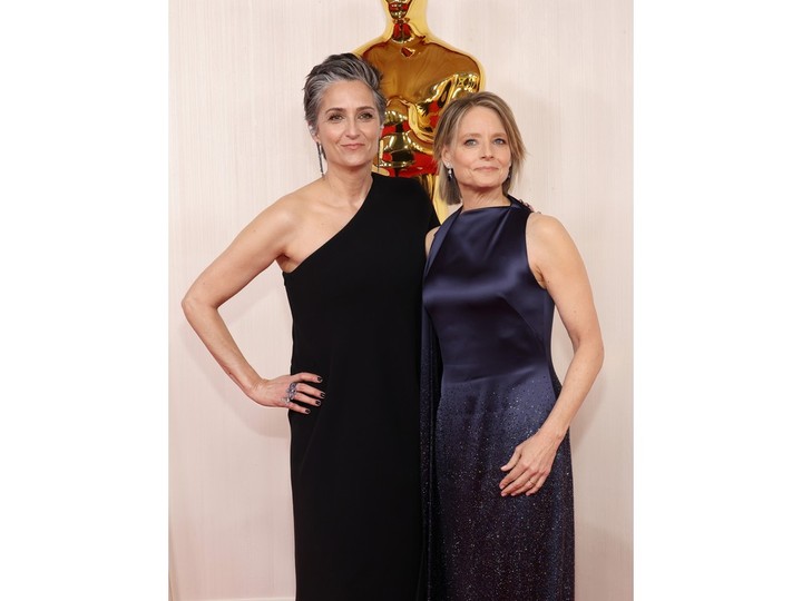 Alexandra Hedison and Jodie Foster attend the 96th Annual Academy Awards on March 10, 2024 in Hollywood, California.