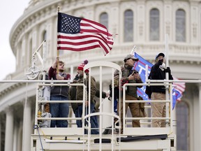 Pendukung Presiden Donald Trump melakukan kerusuhan di Capitol