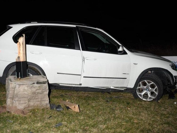 La policía regional de Halton alegó que los bandidos que llevaron a cabo un allanamiento de morada en Oakville intentaron escapar en el BMW de la foto. (Folleto de la Policía Regional de Halton)