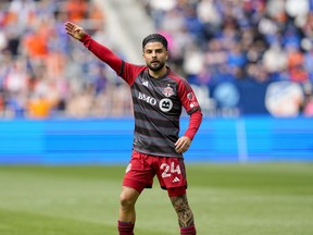 Toronto FC delantero Lorenzo Insign Gesture.