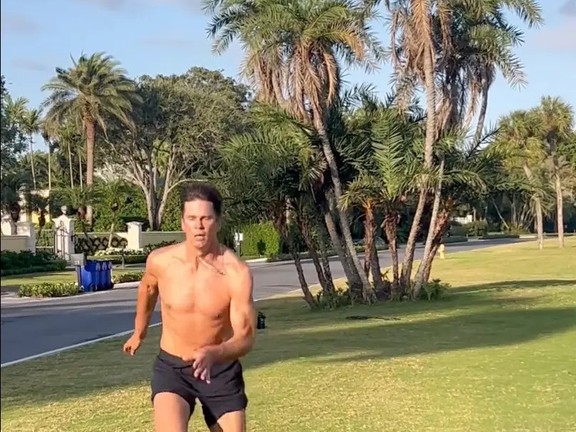 Shirtless Tom Brady shows off physique during workout at 46 years old ...