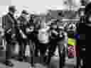 De Zweedse klimaatactiviste Greta Thunberg wordt op 6 april 2024 gearresteerd tijdens een klimaatmars tegen fossiele subsidies nabij de snelweg A12 in Den Haag. Tientallen politieagenten, sommigen te paard, blokkeren demonstranten de toegang tot de snelweg A12 die naar de havenstad leidt. Nederlandse scène van eerdere acties georganiseerd door de groep Extinction Rebellion (XR).