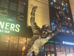 Bobby Orr Statue